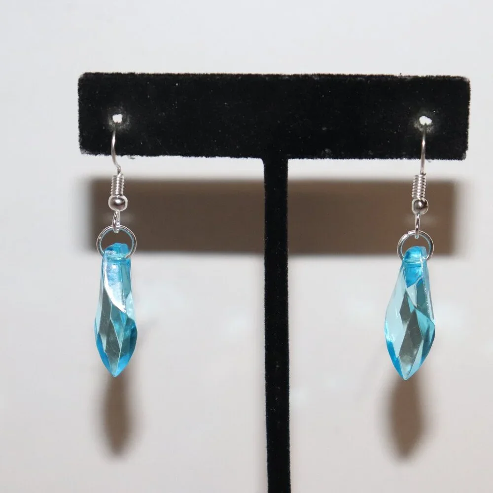 Beautiful NWOT silver and blue crystal dangle earrings 1.75